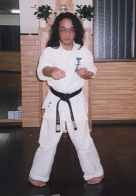 2002.12.12.karate-seiken_chuudanduki2.jpg (40804 バイト)