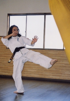 2003.3.1.karate2.jpg (45747 バイト)