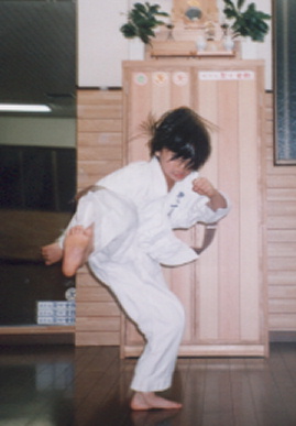2002.11.22.moe_karate2.jpg (35377 oCg)