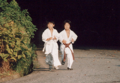 2002.8.25.moe-karate2.jpg (54711 oCg)