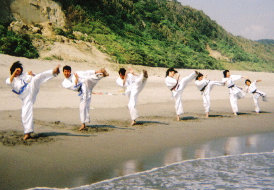 2005.7.30.moe_karate2.jpg (68674 oCg)