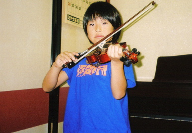 2005.8.22.violin2.jpg (50419 oCg)