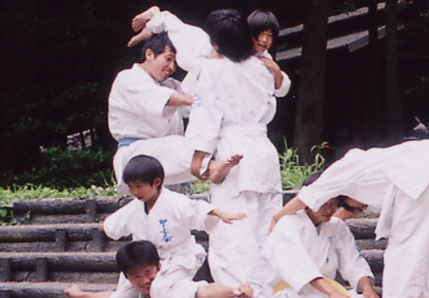 2005.8.28.karate_gassyuku11.jpg (50928 oCg)