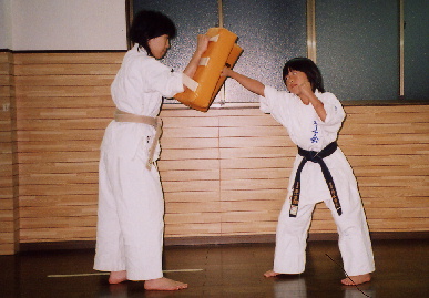 2004.10.19.karate_moe1.jpg (57800 oCg)