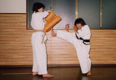 2004.10.19.karate_moe3.jpg (56646 oCg)