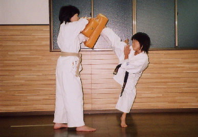 2004.10.19.karate_moe4.jpg (54383 oCg)