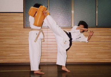 2004.10.19.karate_moe5.jpg (55627 oCg)