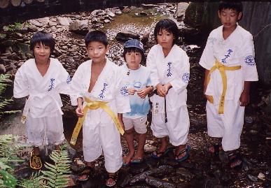 2004.8.21.karate_.gassyuku9.jpg (84002 oCg)