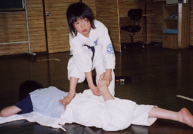 2005.3.18.moe_karate_izyutsu3.jpg (53277 oCg)
