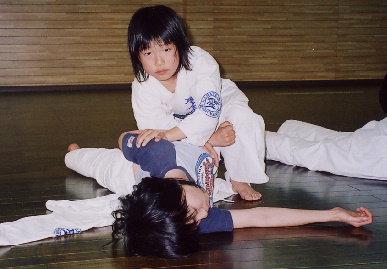 2005.3.18.moe_karate_izyutsu4.jpg (55477 oCg)