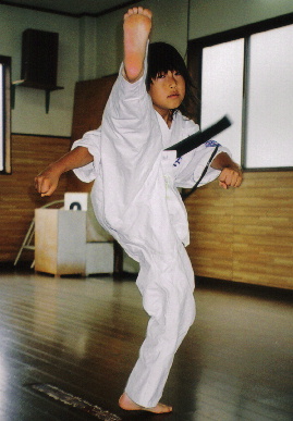 2005.6.26.moe_karate4.jpg (52425 oCg)