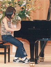 2001.7.28.ピアノ発表会1.jpg (26279 バイト)